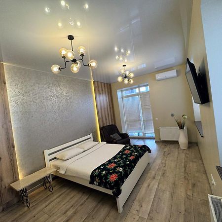 Vip Apartment У Центрі Міста, Новобуджк Театральний,Дуже Простора Rivne Bagian luar foto