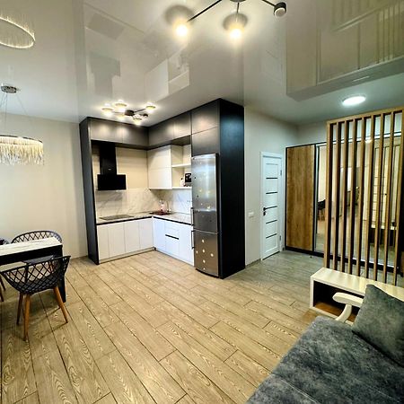 Vip Apartment У Центрі Міста, Новобуджк Театральний,Дуже Простора Rivne Bagian luar foto