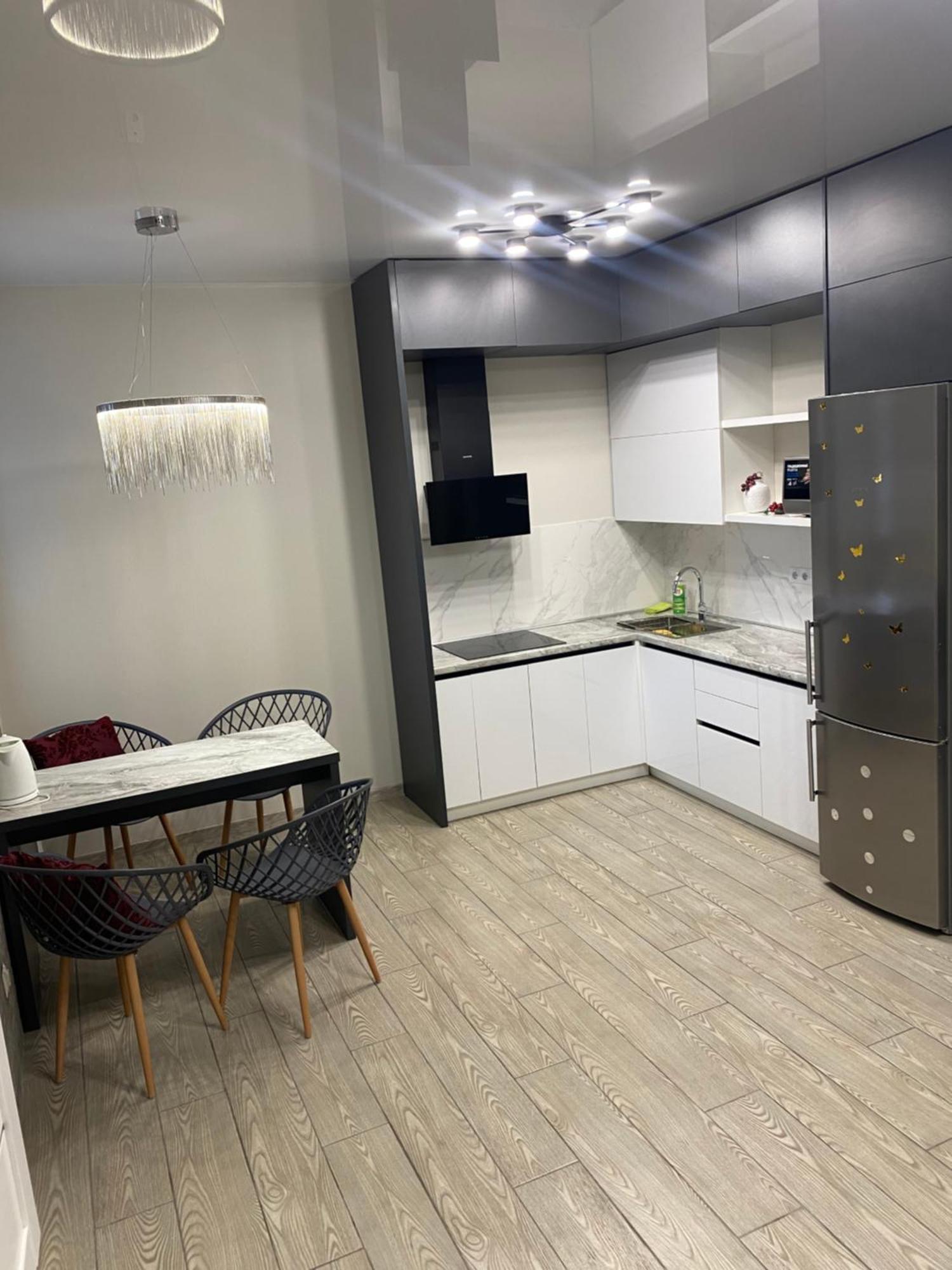 Vip Apartment У Центрі Міста, Новобуджк Театральний,Дуже Простора Rivne Bagian luar foto