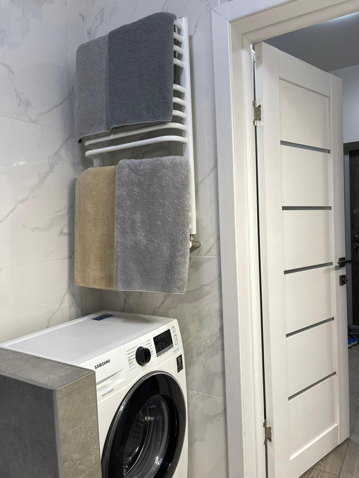 Vip Apartment У Центрі Міста, Новобуджк Театральний,Дуже Простора Rivne Bagian luar foto