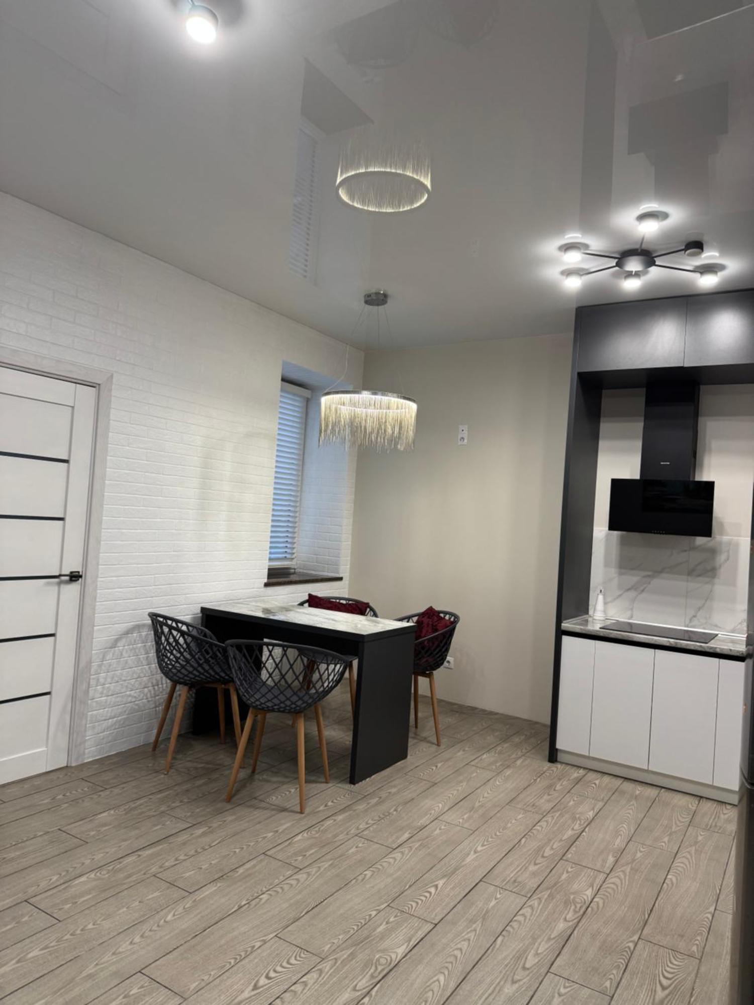 Vip Apartment У Центрі Міста, Новобуджк Театральний,Дуже Простора Rivne Bagian luar foto