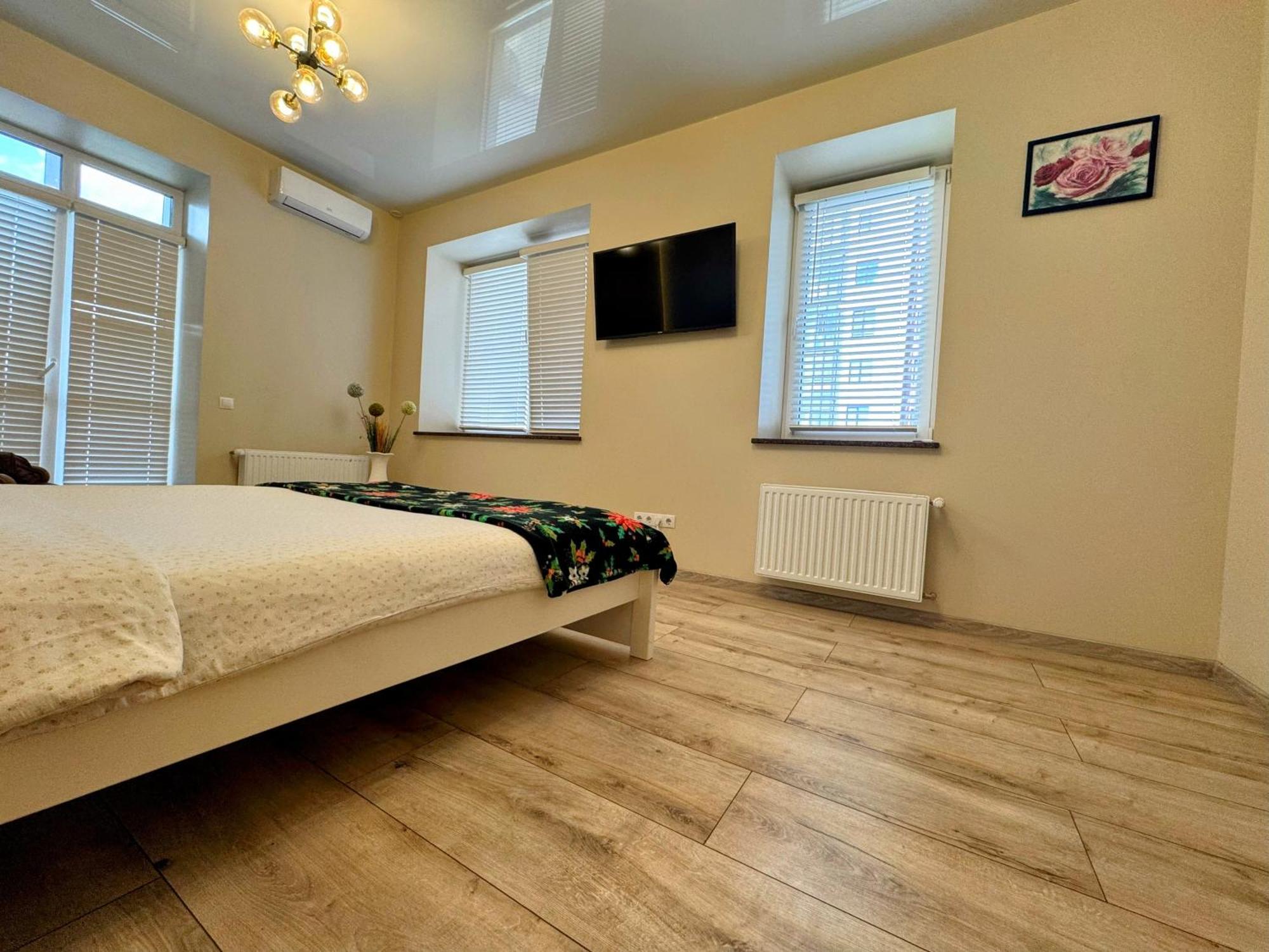 Vip Apartment У Центрі Міста, Новобуджк Театральний,Дуже Простора Rivne Bagian luar foto