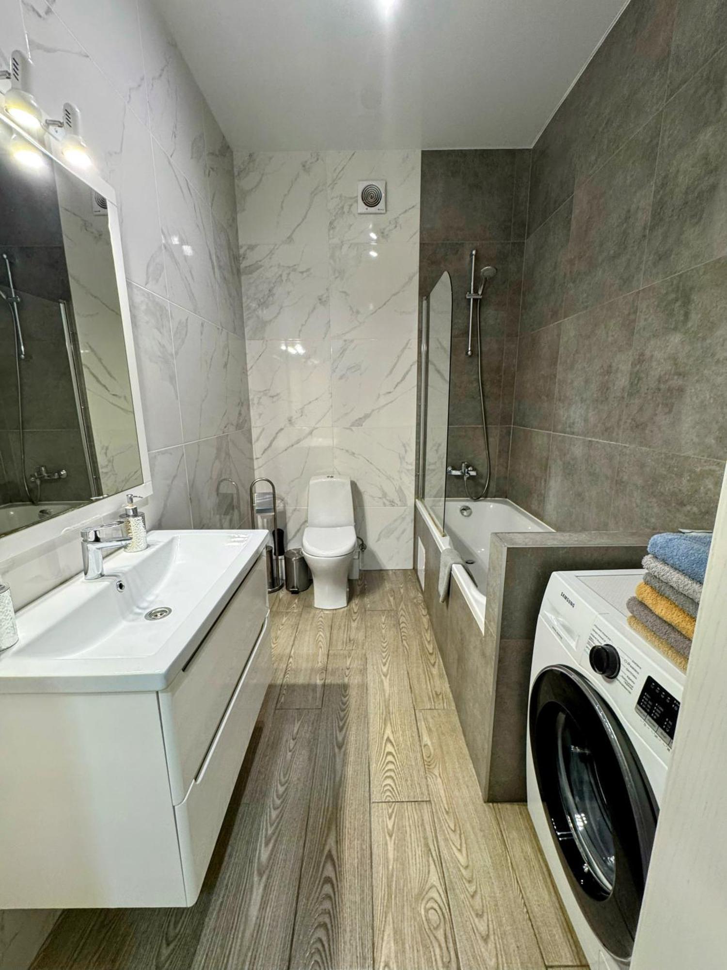 Vip Apartment У Центрі Міста, Новобуджк Театральний,Дуже Простора Rivne Bagian luar foto